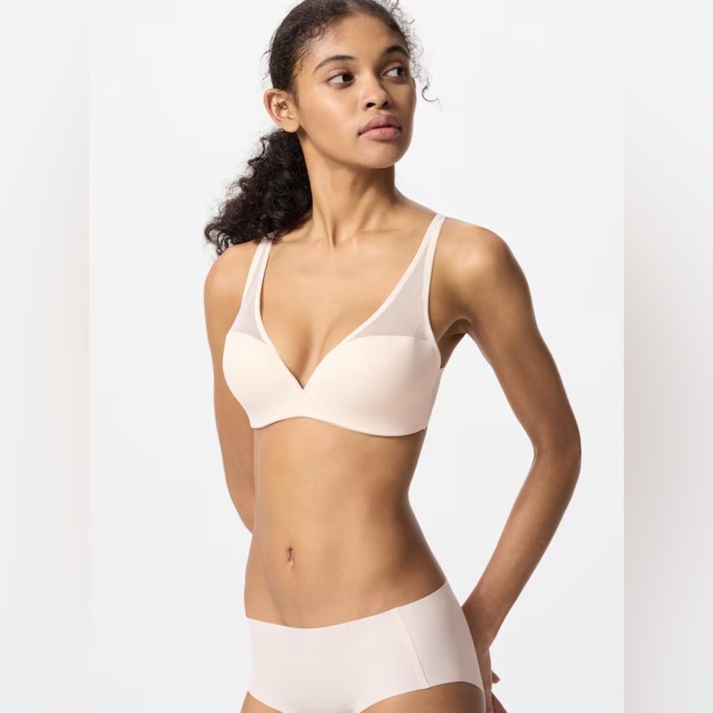 NWT Uniqlo Wireless Mesh Bra 3D Hold 30/32BC